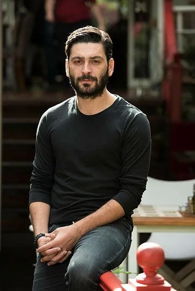 ajanlara-acimiyor-edhonun-tipisi-hakkindaki-sasirtan-gecek-unlu-oyuncu-savas-ozdemir-gercekte-1617656584096.jpeg Ekranları sallıyor! EDHO’nun Tipi’si hakkındaki şaşırtan geçek! Ünlü oyuncu Savaş Özdemir gerçekte...-8