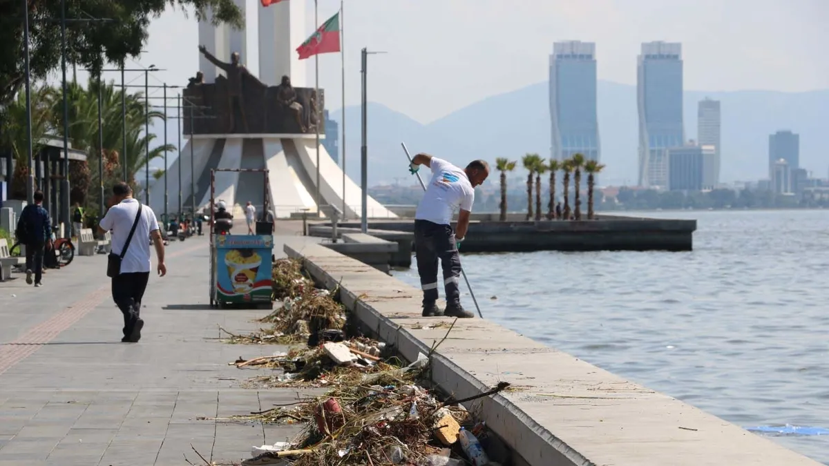 İzmir'de sel sonrası sahillerde kirlilik! Sosyal medyada tepki yağıyor