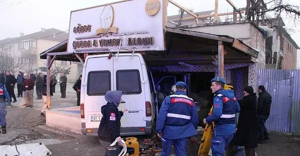 Düzce’de servis minibüsü otomobile çarptı: 10 yaralı