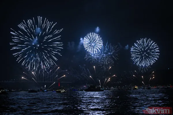 Başkan Erdoğan 'Türkiye Yüzyılı' butonuna bastı! Boğaz'da tarihi 'Cumhuriyet' şöleni: Nefes kesen havai fişek ve drone gösterisi - 21