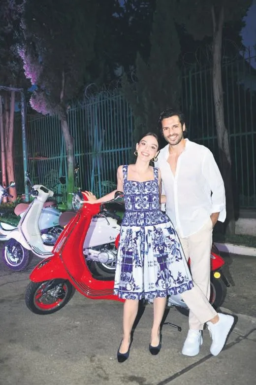 semiramis-pekkan-kopegi-icin-kesenin-agzini-acti-tinaya-13-bin-tllik-kolye-takti-saklambac-haberleri-1661893694638.jpeg Semiramis Pekkan köpeği için kesenin ağzını açtı! Tina'ya 13 bin TL'lik kolye taktı |Saklambaç haberleri-6