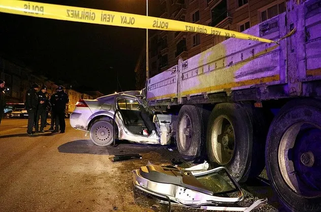 Son dakika: Ankara'da TIR'a arkadan çarpan otomobil hurdaya döndü! Sürücü ağır yaralı