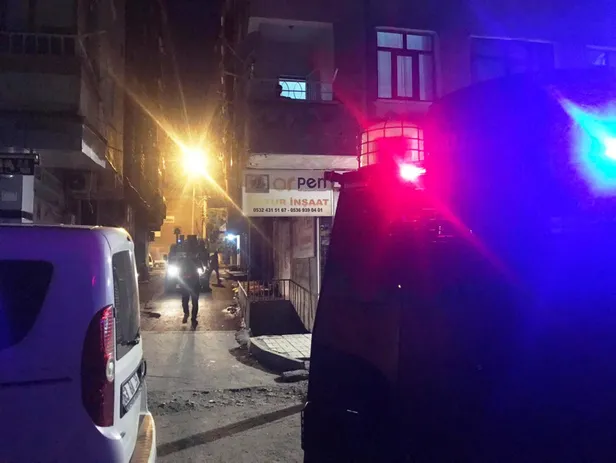 Diyarbakır'da pompalı tüfekli dehşet! Kapı deliğinden bakan kadına ateş etti-4