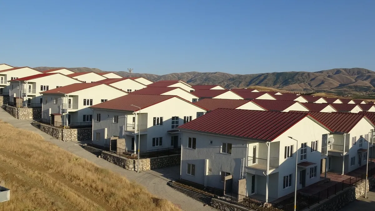 Depremzedelerden Levent'e tepki:  TOKİ 500 bin konut yaptı burada 200 konutu teslim edemedi