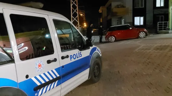 eski-nisanlisinin-park-halindeki-otomobilini-kursunladi-1649234379864.jpg Eski nişanlısının park halindeki otomobilini kurşunladı-2