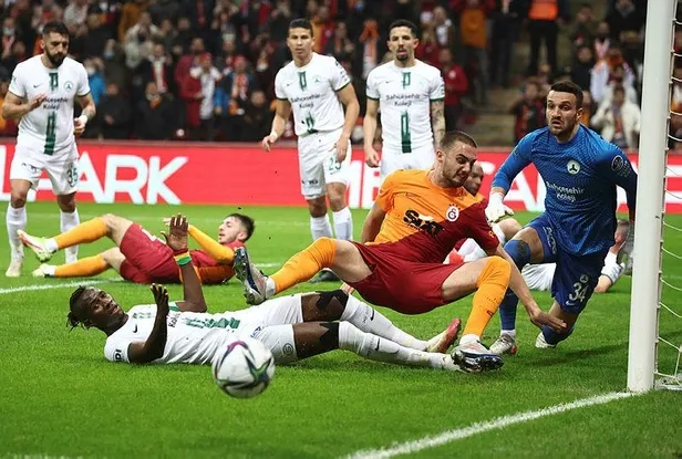 galatasarayda-husran-devam-ediyor-giresunspora-evinde-kaybedince-taraftar-stadi-istifa-sesleriyle-yikti-1641674698468.jpeg Galatasaray'da hüsran devam ediyor! Giresunspor'a evinde kaybedince taraftar stadı istifa sesleriyle yıktı-4