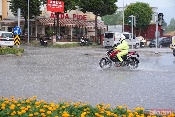 İzmir'de kent merkezi sularla doldu: Ağaçlar devrildi, araçlar gidemedi | Sokakta 2 kişi elektrik akımına kapılarak hayatını kaybetti - 26