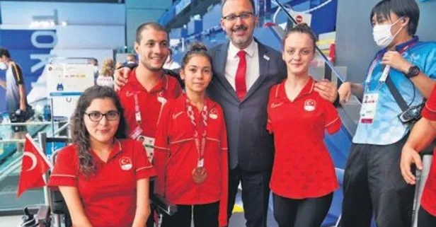 Türkiye yüzme branşında tarihi bir gün yaşadı! 50 metre sırtüstü S5 kategorisinde Sevilay Öztürk, bronz madalya aldı