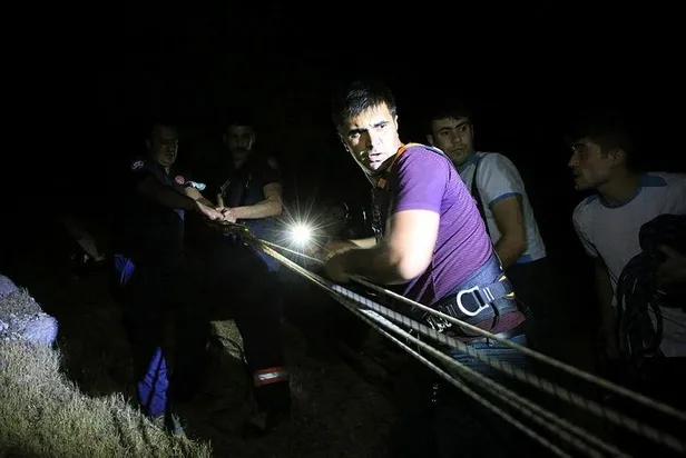 Elazığ'da film gibi operasyon! Uçurumun eşiğinde mahsur kalan kadın için ekipler seferber oldu-2