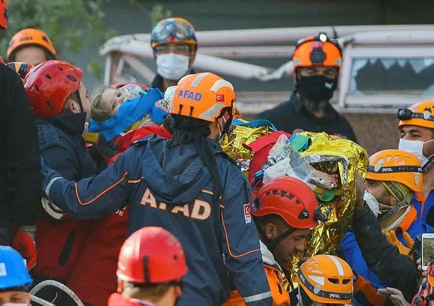 İzmir depreminde yıkılan Rıza Bey Apartmanı'nda 91. saatte mucize! 3.5 yaşındaki Ayda Gezgin canlı olarak kurtarıldı-3