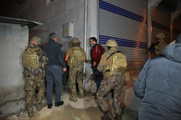 Adana'da DEAŞ operasyonu! 7 kişi hakkında gözaltı kararı