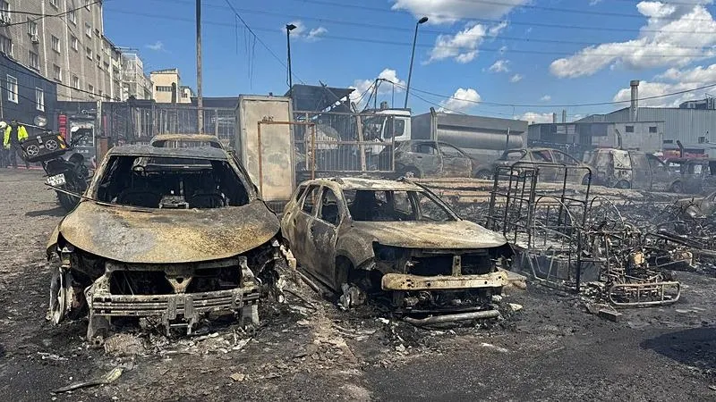 Alevlerin sıçradığı araçlar küle döndü. (AA)