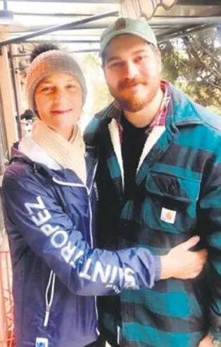 Çağatay Ulusoy,uzun süredir görüşmediği arkadaşı Aylin Güney ile hasret giderdi