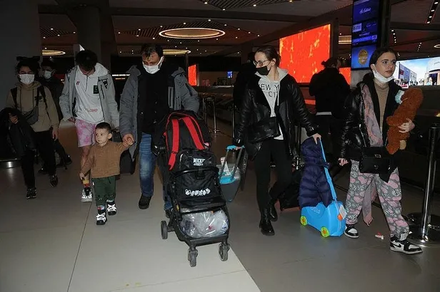 Ukrayna'dan kara yoluyla tahliye edilen Türkler İstanbul yolunda-4