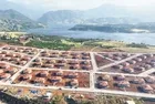 Depremzede vatandaşlara göl manzaralı evleri teslim edildi