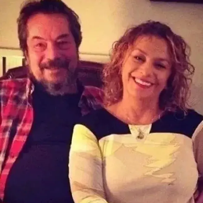 zembillinin-fidani-damlasu-ikizoglunun-gonlu-bakin-hangi-oyuncuda-emre-dinlerin-partneri-meger-1740726485695.jpg Ahmet Sezerel ve Ayşen Sezerel | Kaynak: Sosyal medya