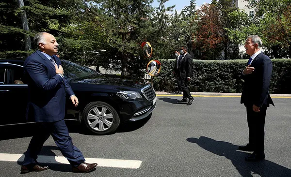 son-dakika-milli-savunma-bakani-hulusi-akar-katarli-mevkidasiyla-gorustu-1595259818126.jpg Son dakika: Milli Savunma Bakanı Hulusi Akar Katarlı mevkidaşıyla görüştü-2