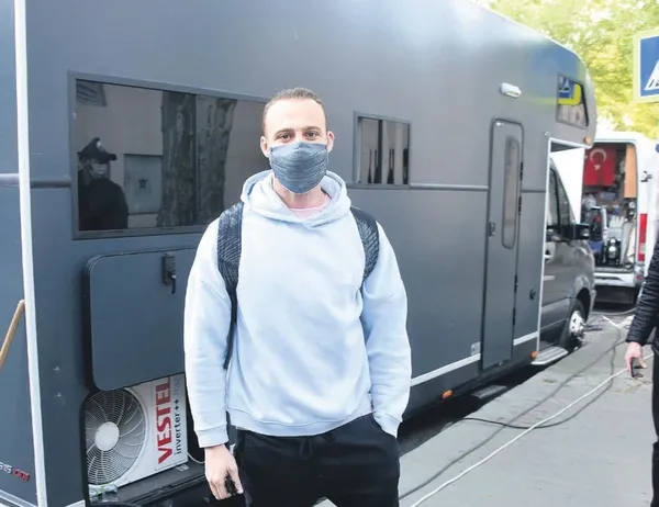 Kerem Bürsin, önceki gün akıl tutulması yaşadı! Hande Erçel ile ilişkilerini hiç saklamamış-7