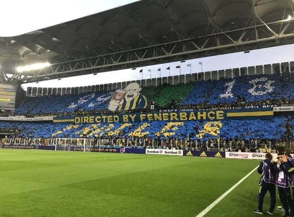 Fenerbahçe taraftarından koreografi "Kaderinden kaçamazsın"-1