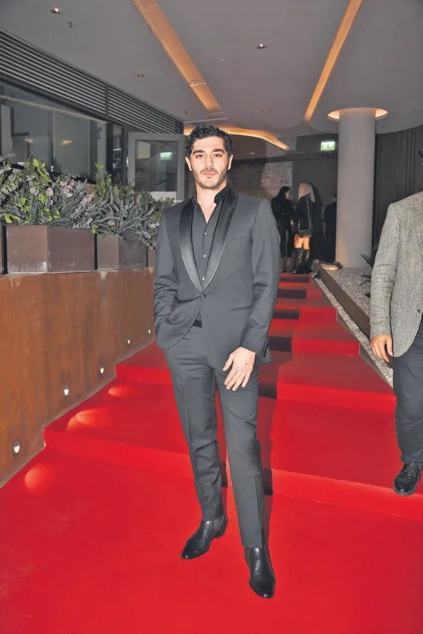 unluler-akin-etti-eski-asiklar-berrak-tuzunatac-ve-uraz-kaygilaroglu-kose-kapmaca-oynadi-seranay-sarikaya-ise-1667597471185.jpeg Ünlüler akın etti! Eski aşıklar Berrak Tüzünataç ve Uraz Kaygılaroğlu köşe kapmaca oynadı, Seranay Sarıkaya ise tarzıyla büyüledi-13