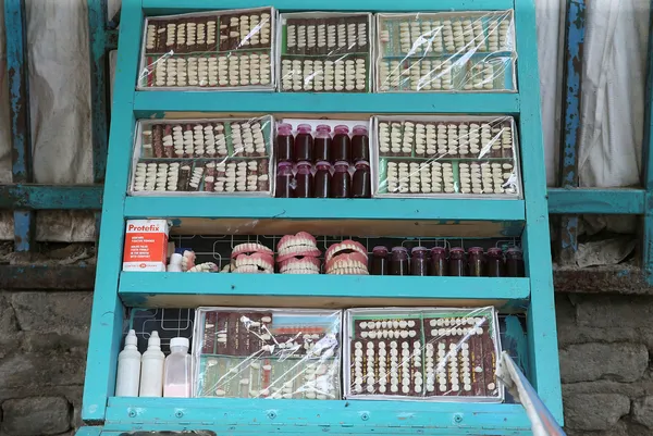 pakistanda-fakirler-sokak-discilerinde-tedavi-oluyor-1629540381993.jpg Pakistan'da fakirler sokak dişçilerinde tedavi oluyor-5