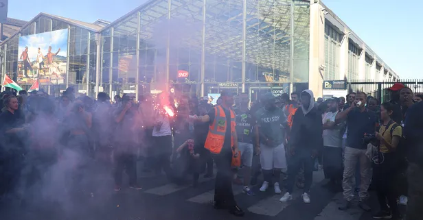 Fransa'da hayat durduran grev! Yüzbinler sokaklarda: Protestocuların ellerinde Filistin bayrakları