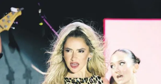 Hadise leopar desenli elbisesiyle sahnede göz doldurdu!