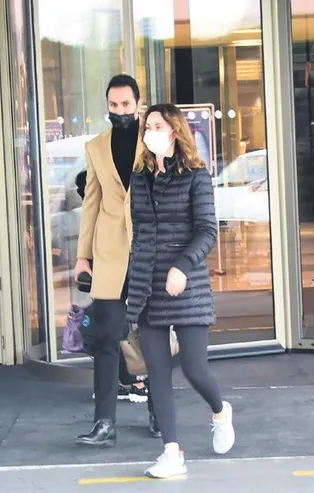 Demet Şener lazer bakımı yaptırıyor