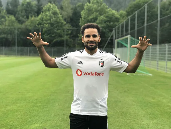 besiktastan-milyonlari-kapti-simdi-muteahhit-oluyor-douglas-fiyaskosu-1654425085422.jpg Beşiktaş'tan milyonları kaptı şimdi müteahhit oluyor! Douglas fiyaskosu-4