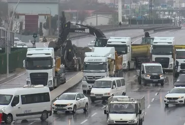 İSKİ çalışmaları İstanbul’a bela oldu! Büyükçekmece’de D-100 karayolunda yapılan çalışma trafiği felç etti