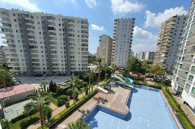 Haşemalı kız kardeşleri "yasak" diye havuzdan çıkaran kadın site yöneticisine hapis cezası