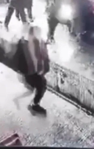 Büyükçekmece'de levyeli baskın! Birbirlerini rakip gören babalar ve oğulları...