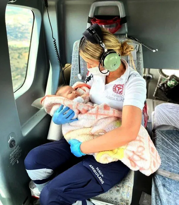 saglik-bakani-fahrettin-kocanin-bebegi-kucaginda-tasirken-cekilen-fotografini-paylastigi-acil-tip-teknisyeni-oznur-korkmaz-konustu-1624976574332.jpg Sağlık Bakanı Fahrettin Koca'nın bebeği kucağında taşırken çekilen fotoğrafını paylaştığı Acil Tıp Teknisyeni Öznur Korkmaz konuştu-3