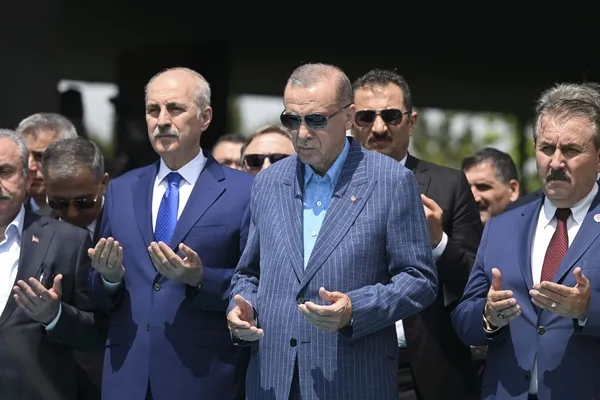 son-dakika-merhum-basbakan-adnan-menderesin-kabrine-ziyaret-baskan-recep-tayyip-erdogandan-sandik-cagrisi-1685193147257.jpg Son dakika: Merhum Başbakan Adnan Menderes'in kabrine ziyaret! Başkan Recep Tayyip Erdoğan'dan sandık çağrısı-2