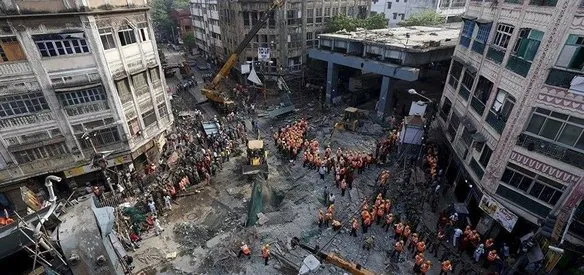 Hindistan'da tadilat halindeki bir köprünün işlek bir yolun üzerine çökmesi sonucu 23 kişi öldü, 80 kişi yaralandı. Köprüyü inşa eden şirketin yetkilileri gözaltına alındı