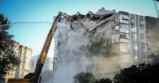 İzmir’deki 6.6’lık depremde bir kısmı yıkılan Karagül Apartmanı kontrollü olarak yıkıldı