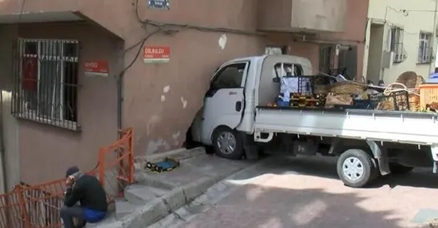 İstanbul'da freni patlayan kamyon eve daldı