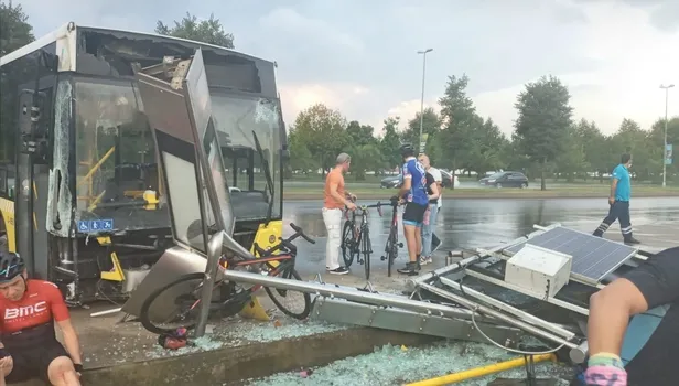 İETT otobüsü Kartal'da bisikletlilere çarptı: Kazada 4 bisikletli yaralandı