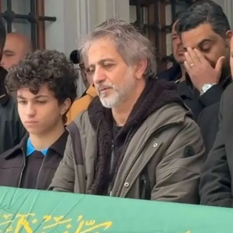 ruhi-sarinin-aci-gunu-babasi-osman-sari-son-yolculuguna-ugurlandi-1777728895278.jpg Ruhi Sarı’nın acı günü! Babası Osman Sarı son yolculuğuna uğurlandı-3