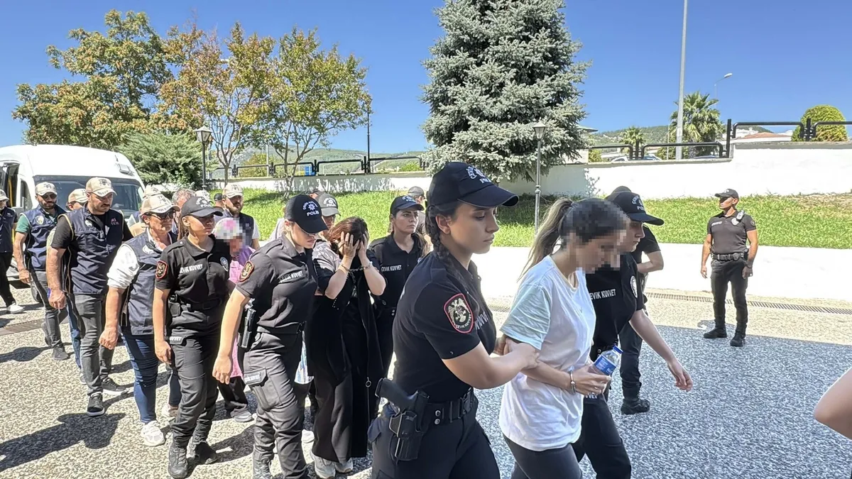 FETÖ'cü Burkay Karatepe ile bağlantılı şüphelilere operasyon: 10 şüpheli adliyede-4