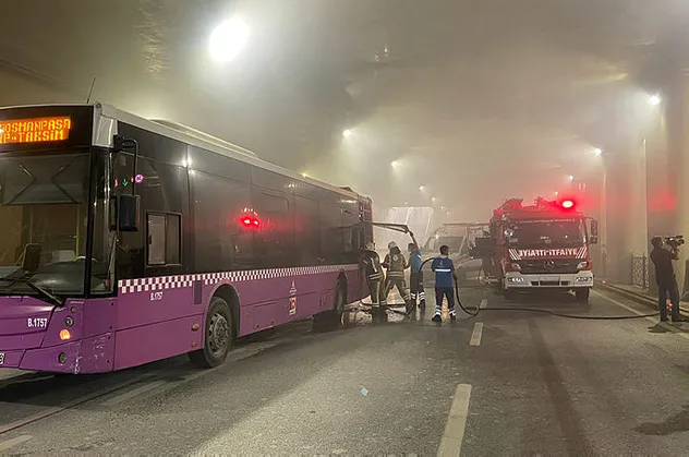 Taksim'de İETT otobüsü yandı! Yol trafiğe kapandı