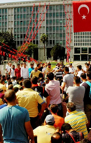 CHP'li İstanbul Büyükşehir Belediyesi'nin işten çıkardığı işçilerden İBB önünde oturma eylemi