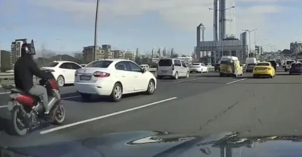 Yandaki aracın aynasını kıran motosikletli önceki araca çarptı! Kaza anı saniye saniye kameraya yansıdı