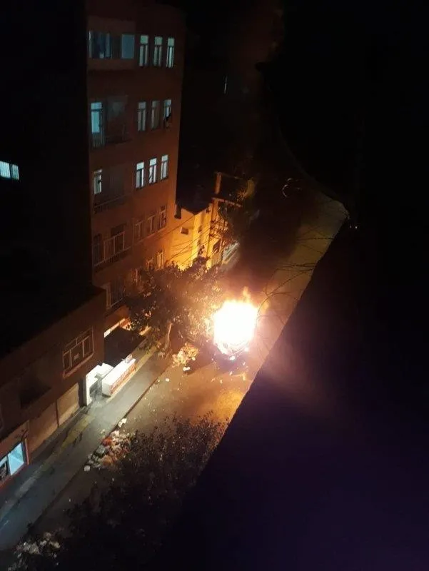 son-dakika-diyarbakir-baglarda-temizlik-aracina-saldirdilar-1595799670391.jpeg Son dakika: Diyarbakır Bağlar'da temizlik aracına saldırdılar!-2