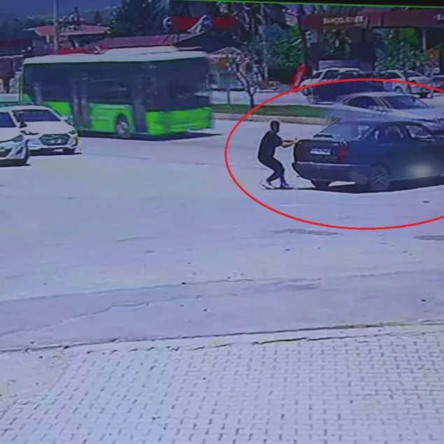 El frenini çekmeyi unuttu, peşinden koştu