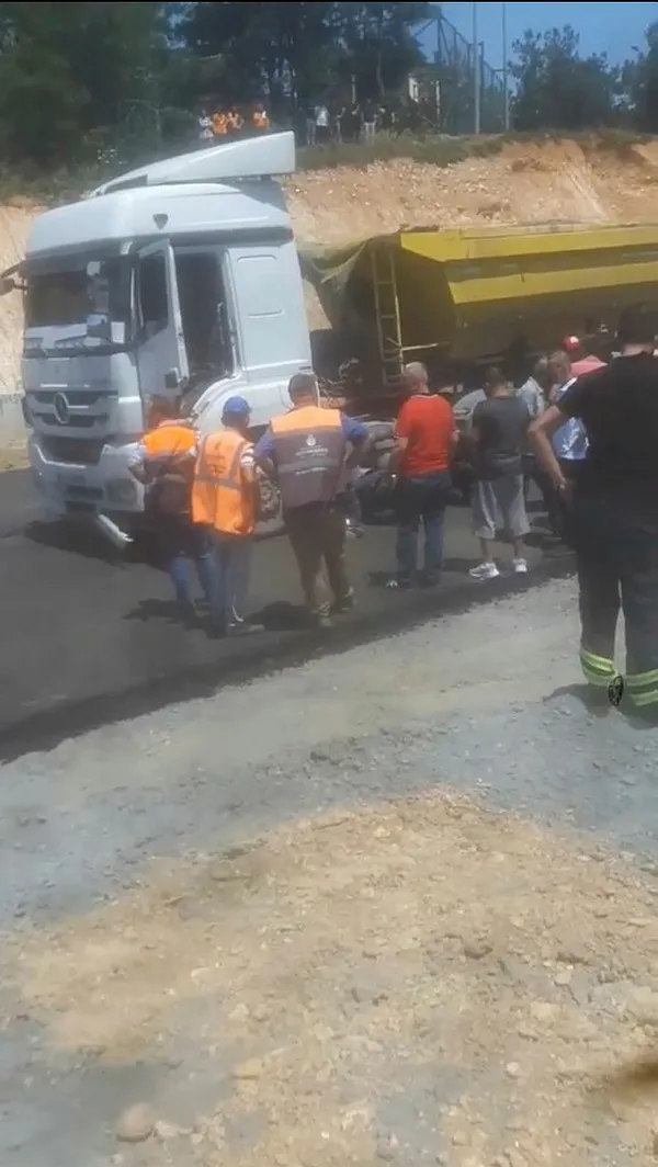 basaksehirde-16-yasindaki-cocuk-hafriyat-kamyonunun-altinda-kalarak-oldu-1626028821521.jpg Başakşehir'de 16 yaşındaki çocuk hafriyat kamyonunun altında kalarak öldü-1