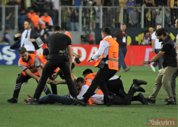 Ankara'da saha karıştı! Tribünden inen taraftar Beşiktaşlı Salih Uçan'ı tekmeledi, Josef kırmızı kart gördü - 27
