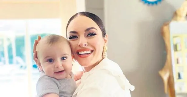 Oyuncu Ezgi Mola yakın arkadaşı Hazal Kaya'nın oğlu Fikret Ali ile poz verdi