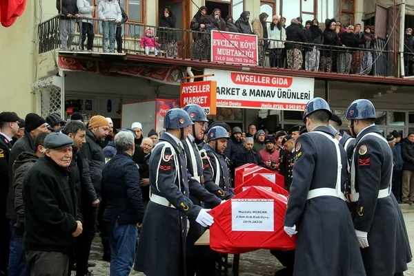 1676122163994.jpeg Deprem şehitlerine Çanakkale'de son veda! Oğlunun ve torunlarının tabutlarına sarılıp gözyaşı döktü-3