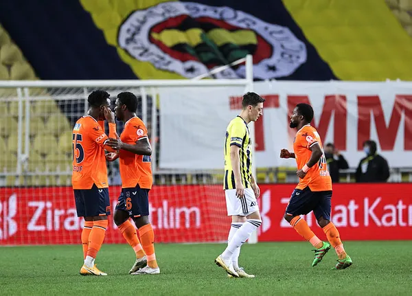 fenerbahceli-taraftarlarin-mesut-ozil-isyani-hedef-tahtasinda-erol-bulut-var-1612962584965.jpg Fenerbahçeli taraftarların Mesut Özil isyanı! Hedef tahtasında Erol Bulut var-10